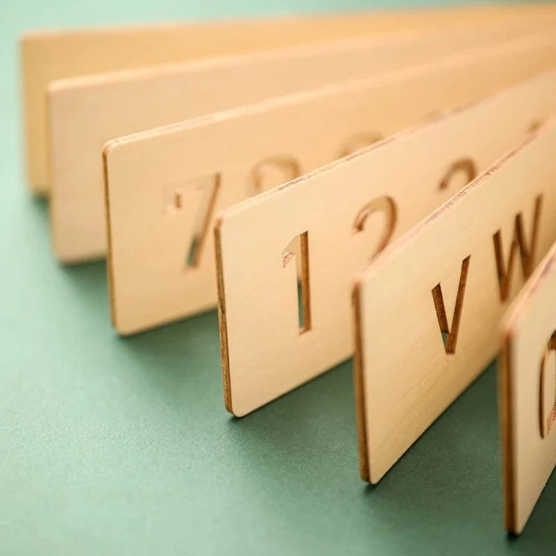 Kinder-Lernspielzeug aus Holz Montessori-Stift-Kontrolltafeln Lernen von Wort-Rechtschreibung, Buchstaben, Zahlen, Rillen, Erkenntnis, Schreibtafel