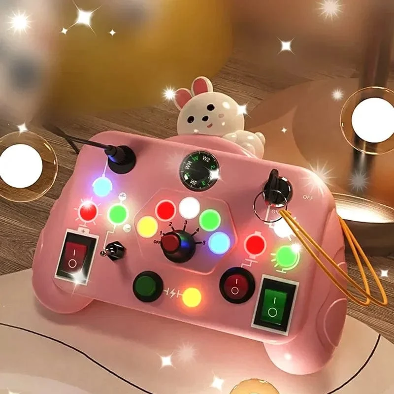 Cartoon Montessori Busy Board Sensorisches Spielzeug mit LED-Lichtschalter-Steuerplatine Reiseaktivitäten Kinderspiel für 2–4 Jahre alt