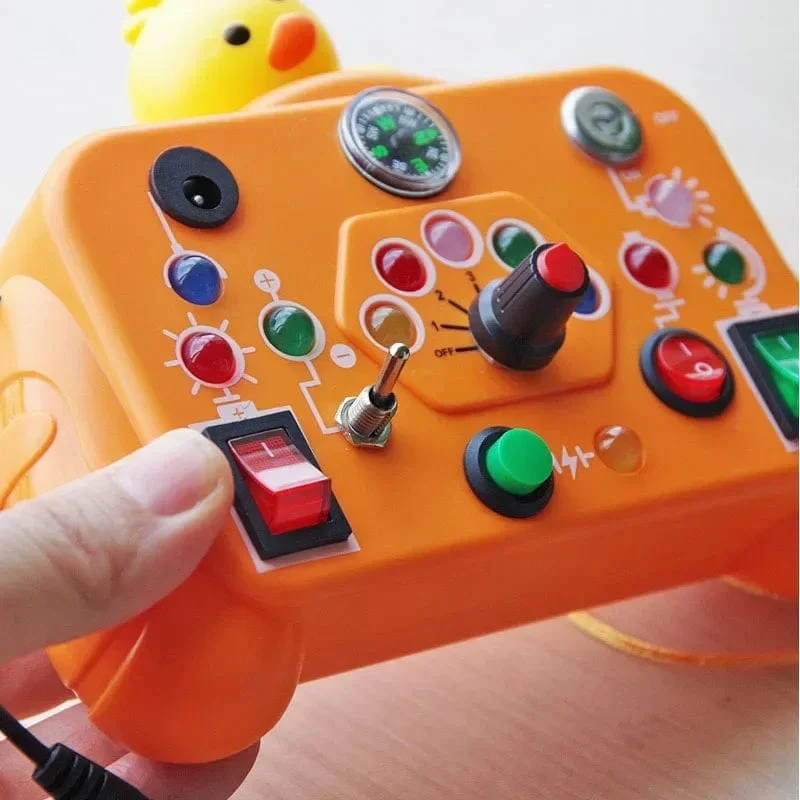 Cartoon Montessori Busy Board Sensorisches Spielzeug mit LED-Lichtschalter-Steuerplatine Reiseaktivitäten Kinderspiel für 2–4 Jahre alt