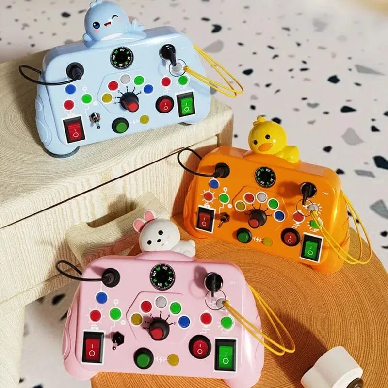Cartoon Montessori Busy Board Sensorisches Spielzeug mit LED-Lichtschalter-Steuerplatine Reiseaktivitäten Kinderspiel für 2–4 Jahre alt