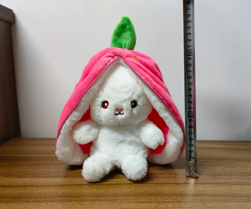 25 cm Cosplay Erdbeer-Karotten-Kaninchen-Plüschtier Ausgestopfte kreative Tasche in Obst verwandeln Baby-Kuschelhase-Plüschtierpuppe für Kinder