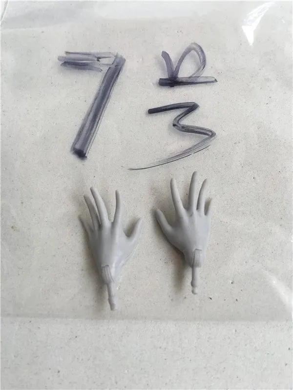 Neue Original-Ersatzpuppenhände Monstering High Puppenspielzeugteile Schwarz Grau Gelb Blau Fishman Puppenhände DIY Spielzeugzubehör