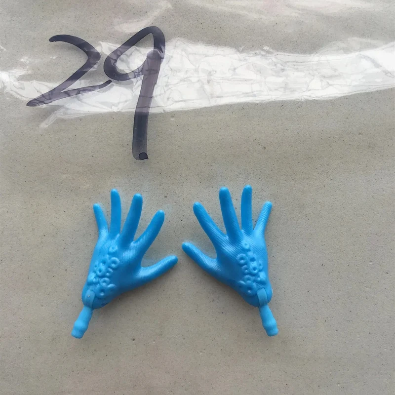 Neue Original-Ersatzpuppenhände Monstering High Puppenspielzeugteile Schwarz Grau Gelb Blau Fishman Puppenhände DIY Spielzeugzubehör