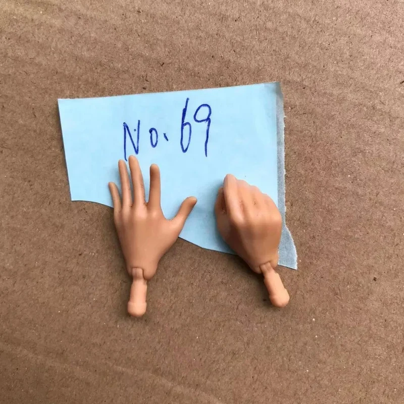 Neue Original-Ersatzpuppenhände Monstering High Puppenspielzeugteile Schwarz Grau Gelb Blau Fishman Puppenhände DIY Spielzeugzubehör