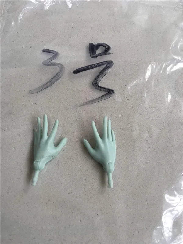 Neue Original-Ersatzpuppenhände Monstering High Puppenspielzeugteile Schwarz Grau Gelb Blau Fishman Puppenhände DIY Spielzeugzubehör
