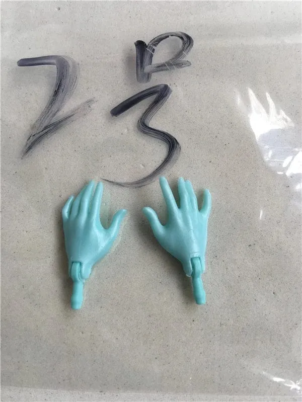 Neue Original-Ersatzpuppenhände Monstering High Puppenspielzeugteile Schwarz Grau Gelb Blau Fishman Puppenhände DIY Spielzeugzubehör