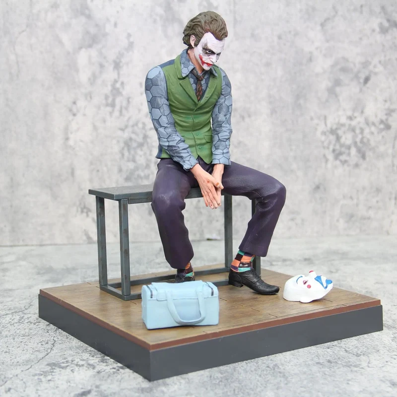Anime Detective Comics Joker Sitzend Mafex Actionfigur Suicide Squad Joker Supervillain Modell Puppe Geschenk Auto Dekoration Spielzeug