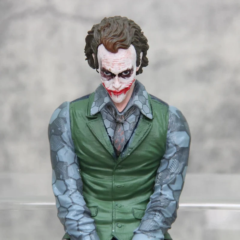 Anime Detective Comics Joker Sitzend Mafex Actionfigur Suicide Squad Joker Supervillain Modell Puppe Geschenk Auto Dekoration Spielzeug