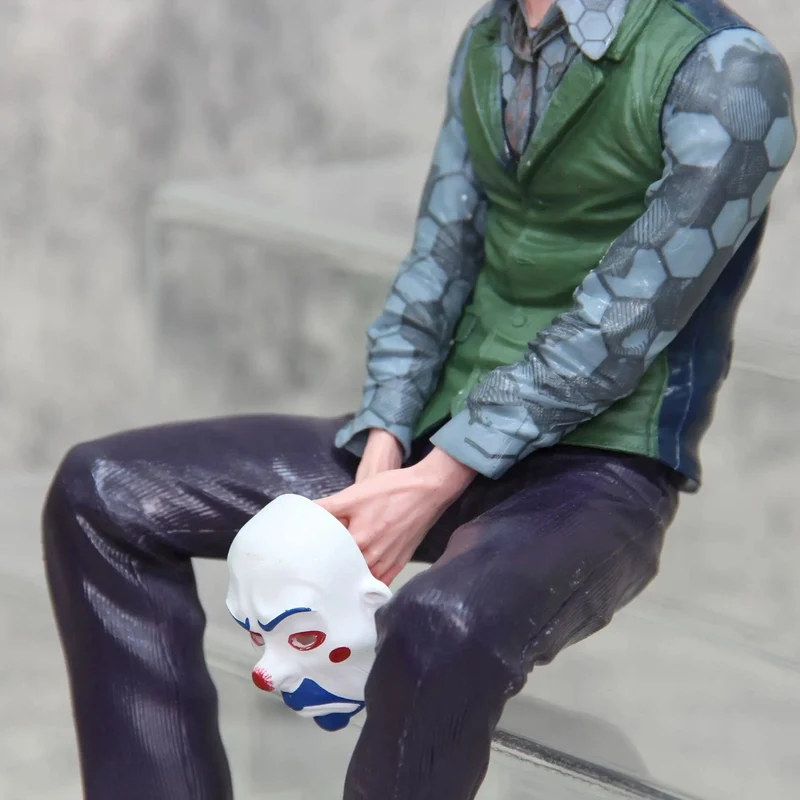 Anime Detective Comics Joker Sitzend Mafex Actionfigur Suicide Squad Joker Supervillain Modell Puppe Geschenk Auto Dekoration Spielzeug