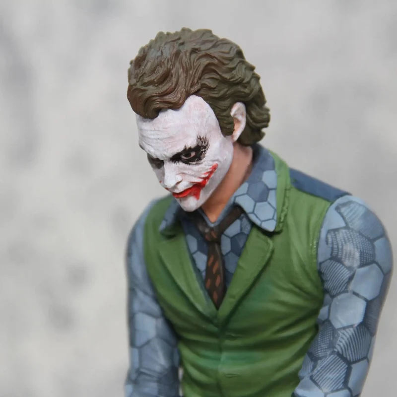 Anime Detective Comics Joker Sitzend Mafex Actionfigur Suicide Squad Joker Supervillain Modell Puppe Geschenk Auto Dekoration Spielzeug