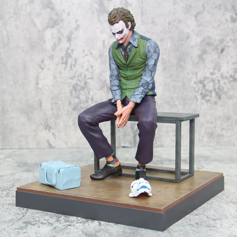 Anime Detective Comics Joker Sitzend Mafex Actionfigur Suicide Squad Joker Supervillain Modell Puppe Geschenk Auto Dekoration Spielzeug