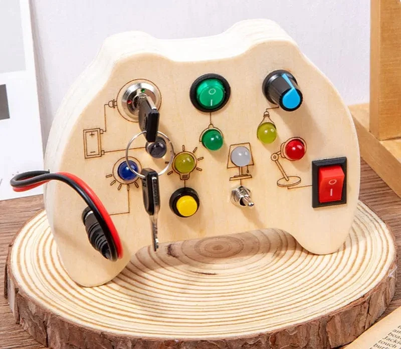 Montessori Busy Board Sensorisches Spielzeug aus Holz mit LED-Lichtschalter-Steuerplatine Reiseaktivitäten Kinderspiele für 2–4 Jahre alt