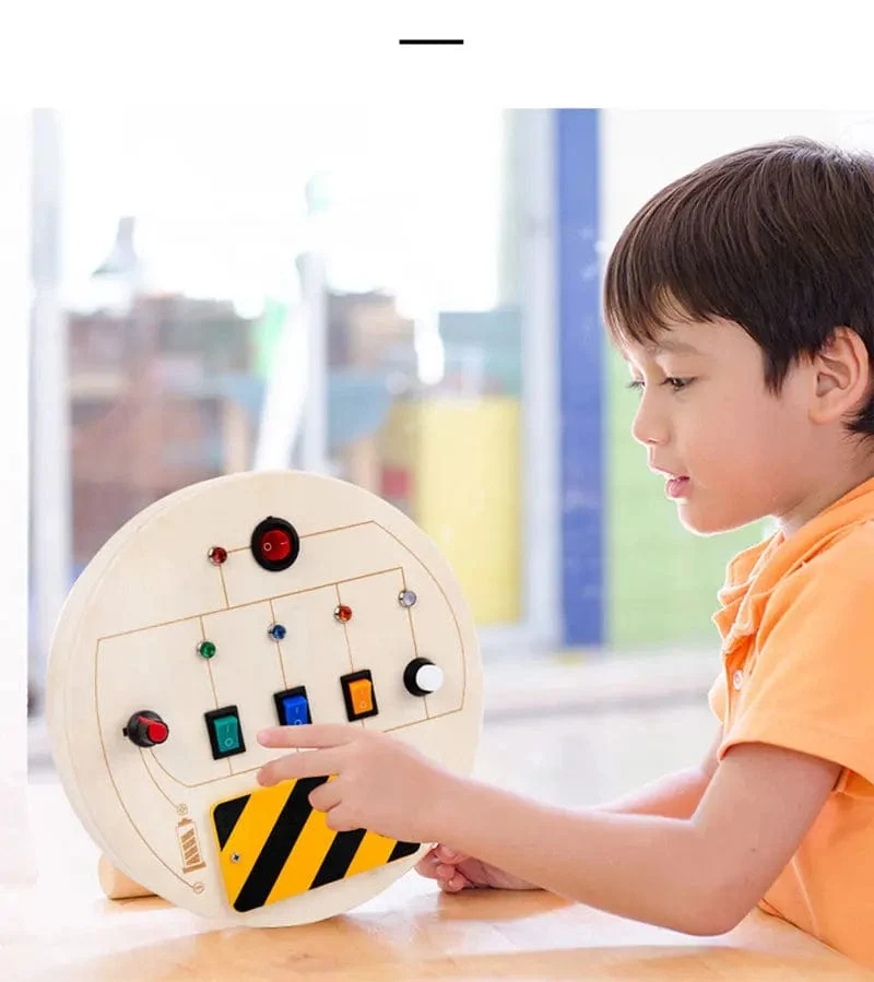 Montessori Busy Board Sensorisches Spielzeug aus Holz mit LED-Lichtschalter-Steuerplatine Reiseaktivitäten Kinderspiele für 2–4 Jahre alt