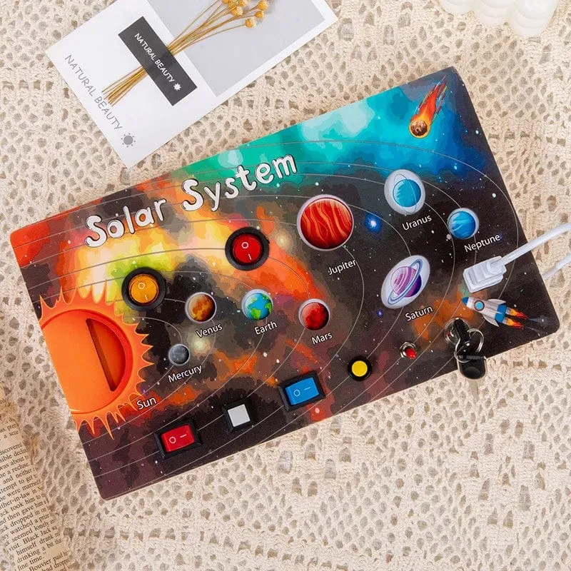 Montessori Busy Board Sensorisches Spielzeug aus Holz mit LED-Lichtschalter-Steuerplatine Reiseaktivitäten Kinderspiele für 2–4 Jahre alt