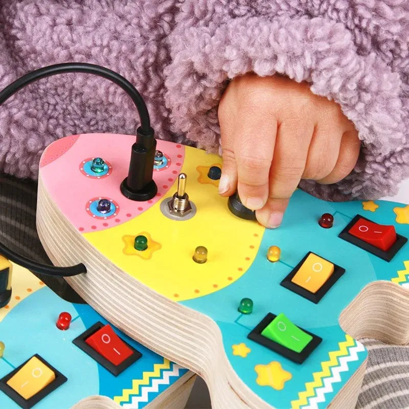 Montessori Busy Board Sensorisches Spielzeug aus Holz mit LED-Lichtschalter-Steuerplatine Reiseaktivitäten Kinderspiele für 2–4 Jahre alt