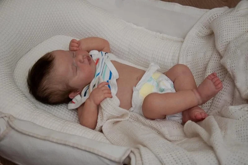 NPK 45 cm Neugeborene Babypuppe Reborn Loulou schläft, weicher, kuscheliger Körper, lebensechte 3D-Haut mit sichtbaren Adern, hochwertige, handgefertigte Puppe