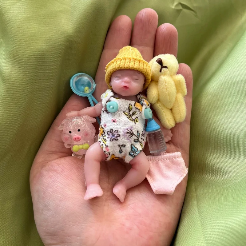 8 cm süßes Mini-Reborn-Mädchen aus Silikon mit 2 Sets Mini-Outfits für jedes Reborn-Baby, flexible Puppe mit weichem Griff