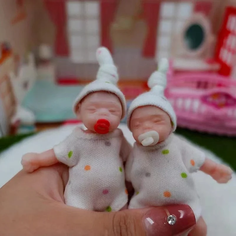 8 cm süßes Mini-Reborn-Mädchen aus Silikon mit 2 Sets Mini-Outfits für jedes Reborn-Baby, flexible Puppe mit weichem Griff