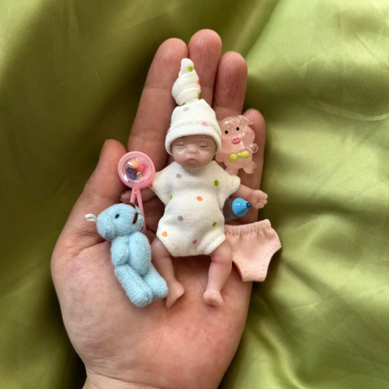 8 cm süßes Mini-Reborn-Mädchen aus Silikon mit 2 Sets Mini-Outfits für jedes Reborn-Baby, flexible Puppe mit weichem Griff