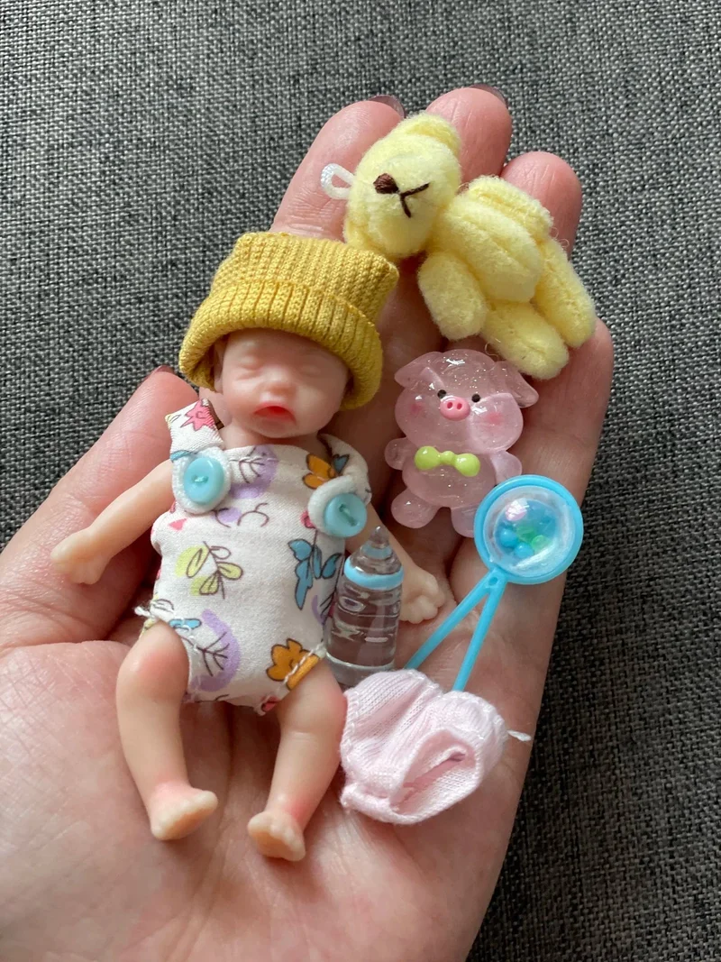 8 cm süßes Mini-Reborn-Mädchen aus Silikon mit 2 Sets Mini-Outfits für jedes Reborn-Baby, flexible Puppe mit weichem Griff