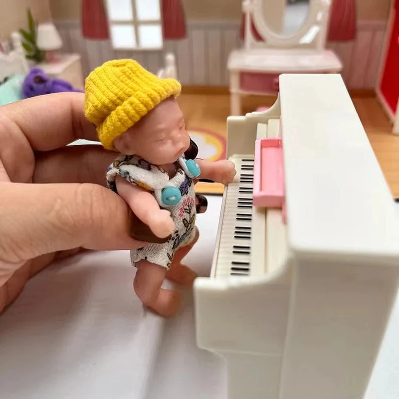 8 cm süßes Mini-Reborn-Mädchen aus Silikon mit 2 Sets Mini-Outfits für jedes Reborn-Baby, flexible Puppe mit weichem Griff