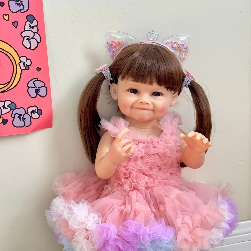 NPK 55 cm Reborn Kleinkind Puppe mit rosa Kleid Ganzkörper weiches Silikon Raya lebensechte Soft Touch hochwertige Puppe Geschenke