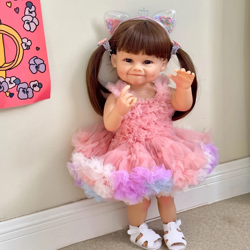 NPK 55 cm Reborn Kleinkind Puppe mit rosa Kleid Ganzkörper weiches Silikon Raya lebensechte Soft Touch hochwertige Puppe Geschenke