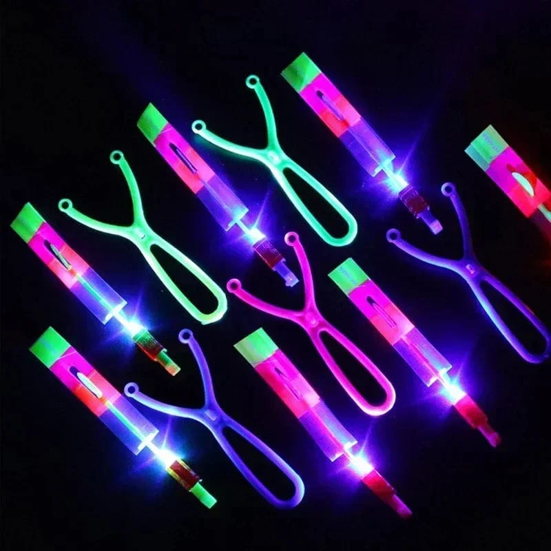 1/10/30/50 stücke Erstaunliche Licht Spielzeug Pfeil Rakete Hubschrauber Fliegen Spielzeug LED Licht Spielzeug Party Spaß Geschenke Gummiband Katapult