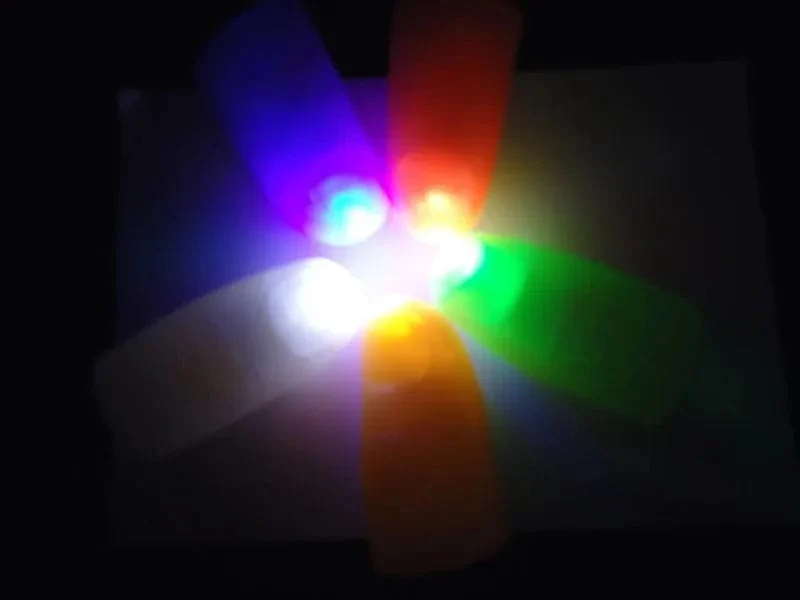 2 Stücke Magie Super Elektronische LED Licht Blinkende Finger Zaubertrick Requisiten Kinder Erstaunliche Glow Spielzeug Kinder Leuchtende Dekor Geschenke