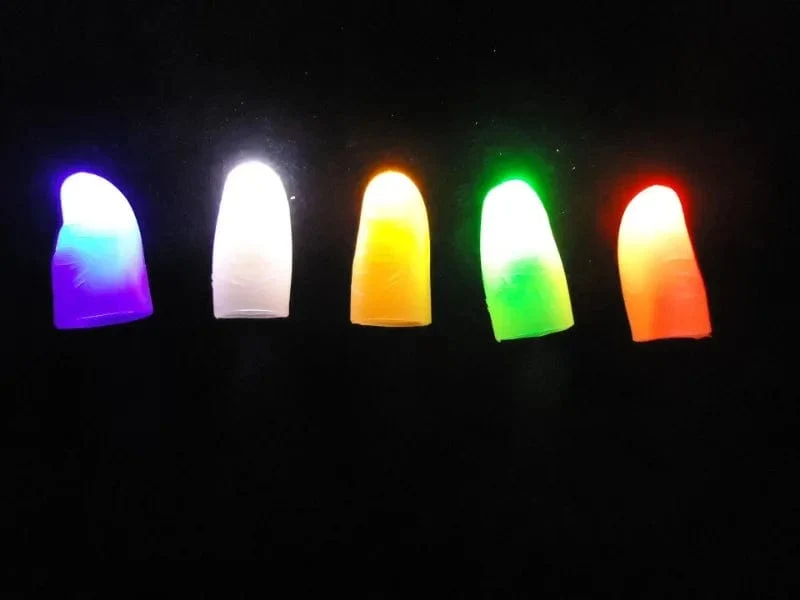 2 Stücke Magie Super Elektronische LED Licht Blinkende Finger Zaubertrick Requisiten Kinder Erstaunliche Glow Spielzeug Kinder Leuchtende Dekor Geschenke