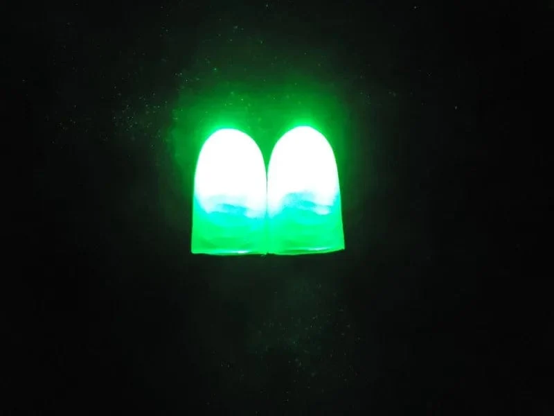 2 Stücke Magie Super Elektronische LED Licht Blinkende Finger Zaubertrick Requisiten Kinder Erstaunliche Glow Spielzeug Kinder Leuchtende Dekor Geschenke
