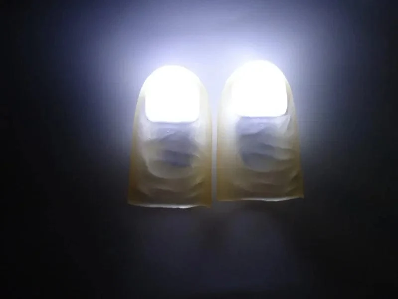 2 Stücke Magie Super Elektronische LED Licht Blinkende Finger Zaubertrick Requisiten Kinder Erstaunliche Glow Spielzeug Kinder Leuchtende Dekor Geschenke