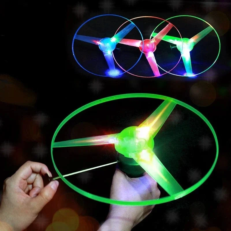 1 Stück leuchtendes UFO mit Zugdraht, lustiges, drehbares Fluggerät mit leuchtendem LED-Licht und Griff, Spielzeug für Kinder, Geschenk für Outdoor-Sport, Eltern-Kind-Spiel