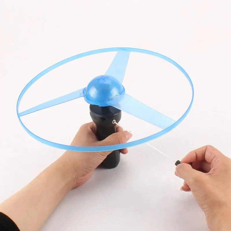 1 Stück leuchtendes UFO mit Zugdraht, lustiges, drehbares Fluggerät mit leuchtendem LED-Licht und Griff, Spielzeug für Kinder, Geschenk für Outdoor-Sport, Eltern-Kind-Spiel