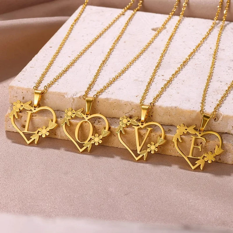 Gold Farbe zierliche Blume Initialen Halskette Frauen Mädchen Edelstahl Herz Brief Choker Halskette Beste Geschenke Alphabet Schmuck