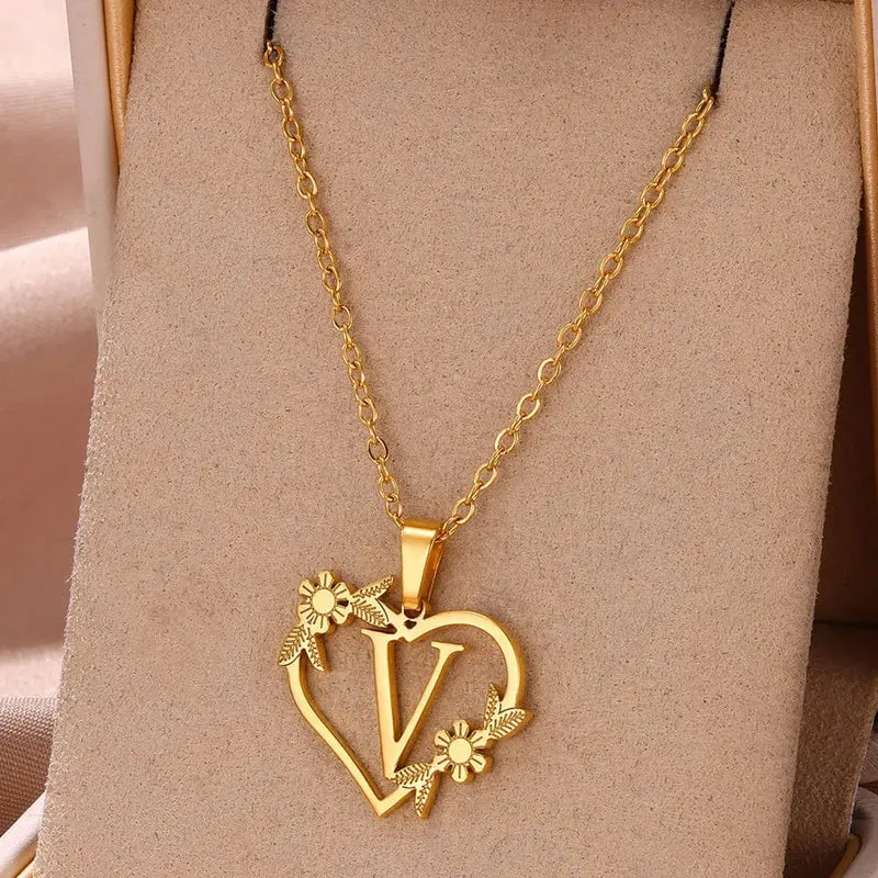 Gold Farbe zierliche Blume Initialen Halskette Frauen Mädchen Edelstahl Herz Brief Choker Halskette Beste Geschenke Alphabet Schmuck