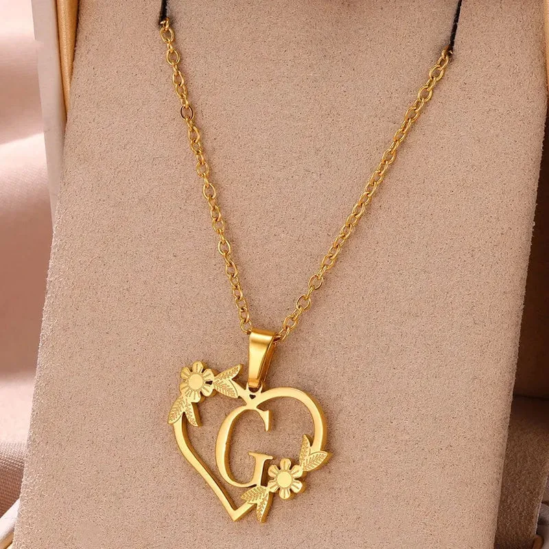 Gold Farbe zierliche Blume Initialen Halskette Frauen Mädchen Edelstahl Herz Brief Choker Halskette Beste Geschenke Alphabet Schmuck