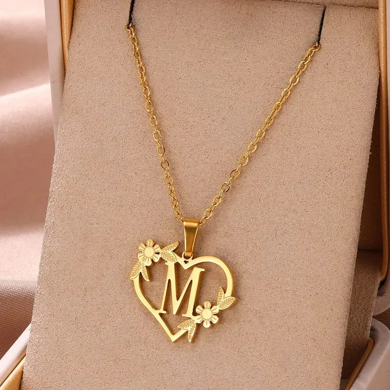 Gold Farbe zierliche Blume Initialen Halskette Frauen Mädchen Edelstahl Herz Brief Choker Halskette Beste Geschenke Alphabet Schmuck