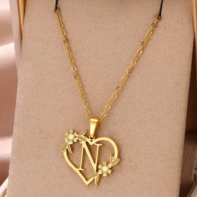 Gold Farbe zierliche Blume Initialen Halskette Frauen Mädchen Edelstahl Herz Brief Choker Halskette Beste Geschenke Alphabet Schmuck