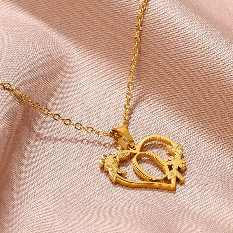Gold Farbe zierliche Blume Initialen Halskette Frauen Mädchen Edelstahl Herz Brief Choker Halskette Beste Geschenke Alphabet Schmuck