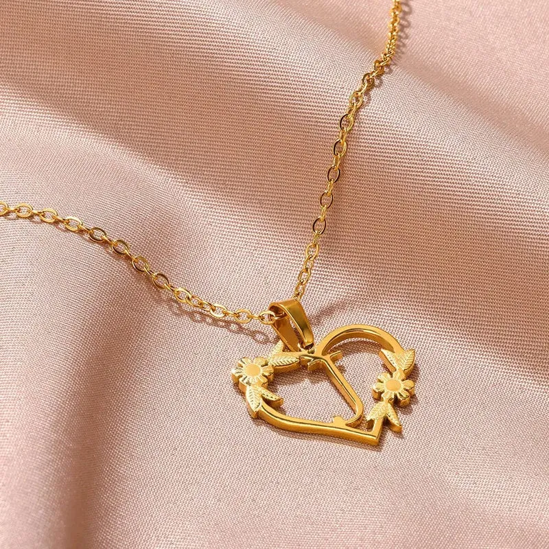 Gold Farbe zierliche Blume Initialen Halskette Frauen Mädchen Edelstahl Herz Brief Choker Halskette Beste Geschenke Alphabet Schmuck