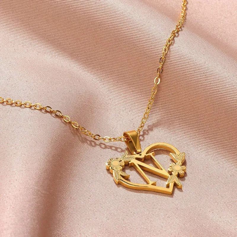 Gold Farbe zierliche Blume Initialen Halskette Frauen Mädchen Edelstahl Herz Brief Choker Halskette Beste Geschenke Alphabet Schmuck