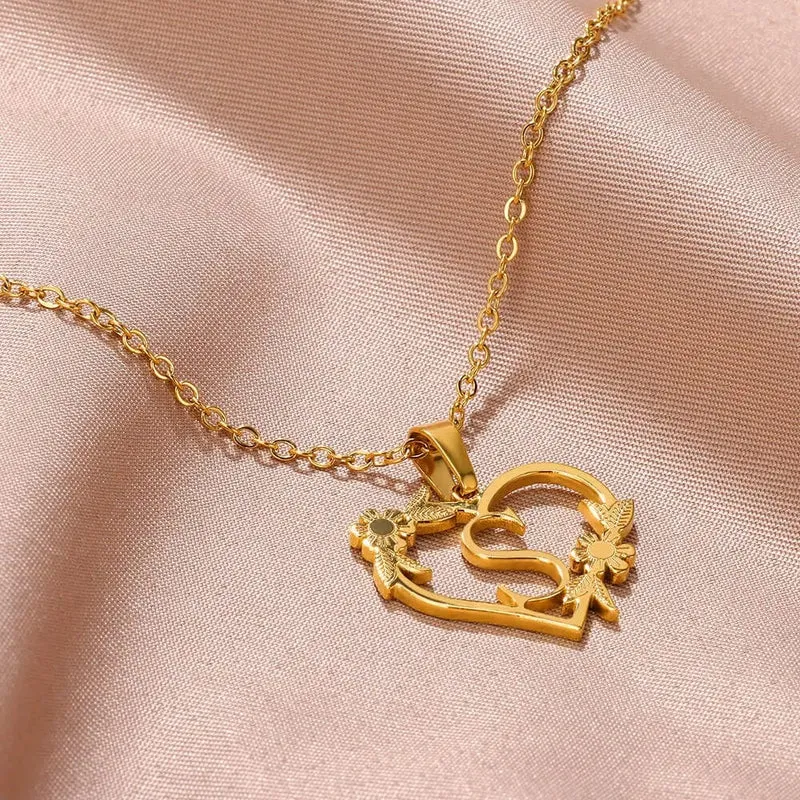 Gold Farbe zierliche Blume Initialen Halskette Frauen Mädchen Edelstahl Herz Brief Choker Halskette Beste Geschenke Alphabet Schmuck