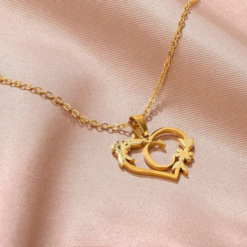 Gold Farbe zierliche Blume Initialen Halskette Frauen Mädchen Edelstahl Herz Brief Choker Halskette Beste Geschenke Alphabet Schmuck