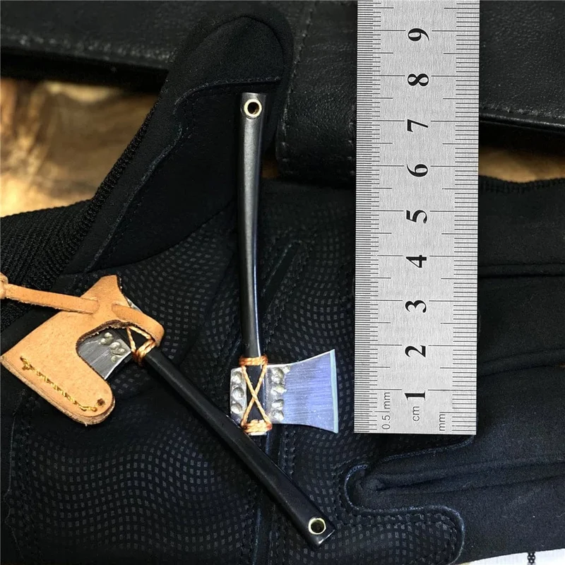 Chrom-Vanadium-legierter Stahl Mini-Axtkopf-Schlüsselanhänger Tragbares kleines Messer mit fester Klinge Auspack-Express mit Rindslederetui