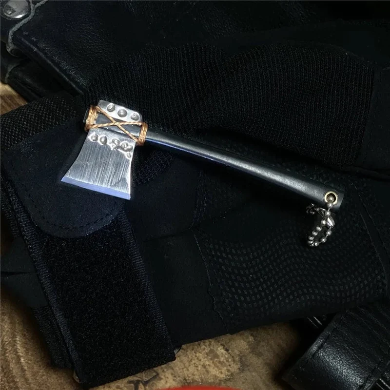 Chrom-Vanadium-legierter Stahl Mini-Axtkopf-Schlüsselanhänger Tragbares kleines Messer mit fester Klinge Auspack-Express mit Rindslederetui