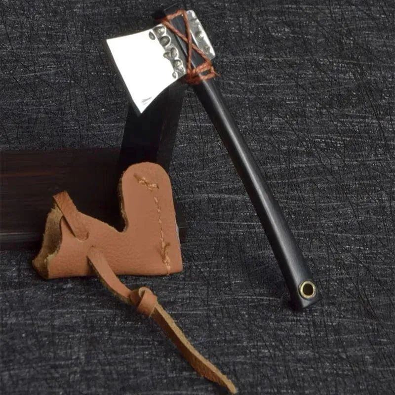 Chrom-Vanadium-legierter Stahl Mini-Axtkopf-Schlüsselanhänger Tragbares kleines Messer mit fester Klinge Auspack-Express mit Rindslederetui