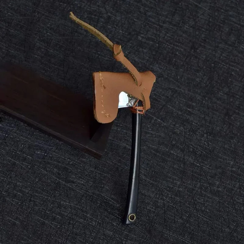 Chrom-Vanadium-legierter Stahl Mini-Axtkopf-Schlüsselanhänger Tragbares kleines Messer mit fester Klinge Auspack-Express mit Rindslederetui