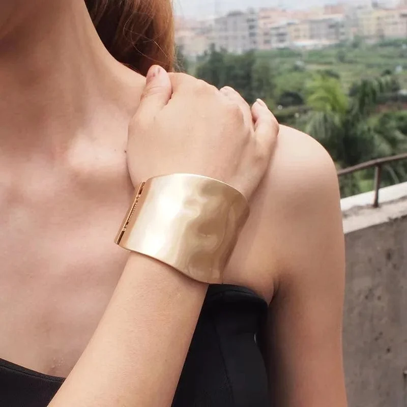 Heißer Verkauf Breite Armreifen Minimalistischen Legierung Gold Farbe Armbänder Für Frauen Zubehör Mode Schmuck Engagement Party Geschenk