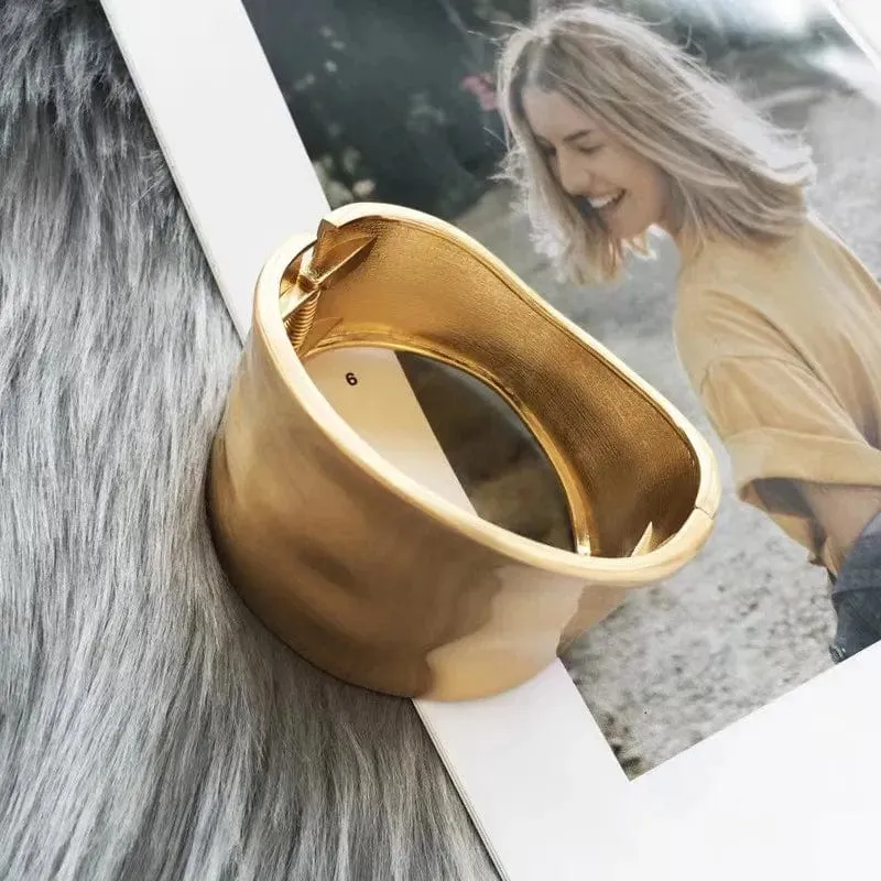 Heißer Verkauf Breite Armreifen Minimalistischen Legierung Gold Farbe Armbänder Für Frauen Zubehör Mode Schmuck Engagement Party Geschenk
